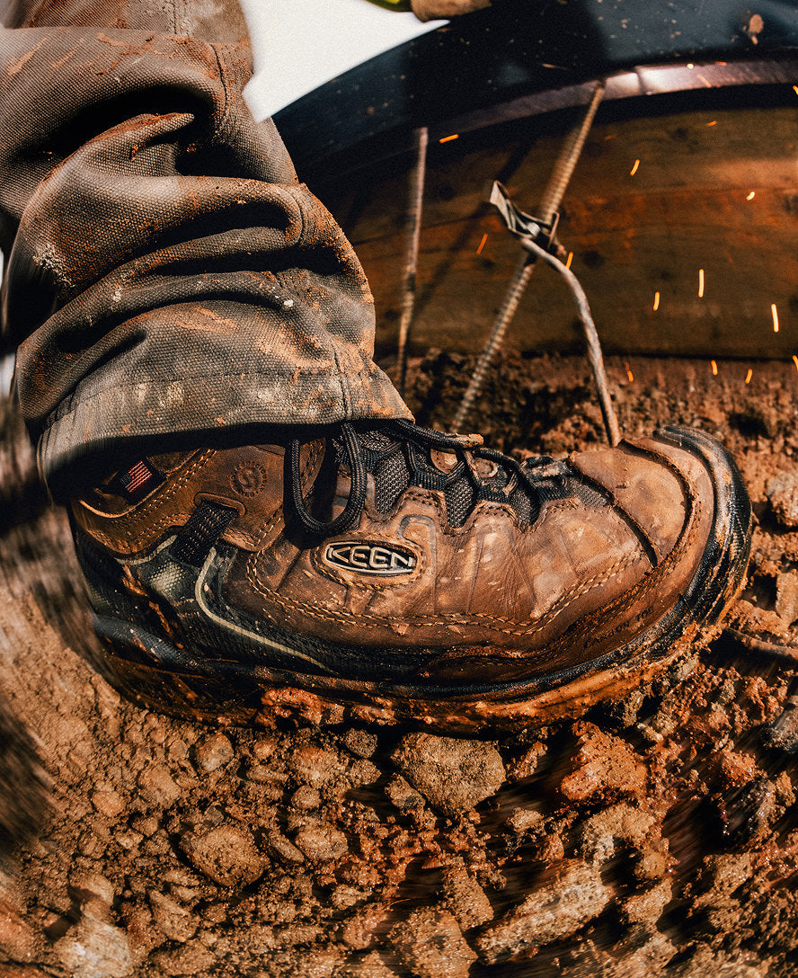 Men's Targhee IV Waterproof Work Boot (Carbon Toe) Dark Earth/Black